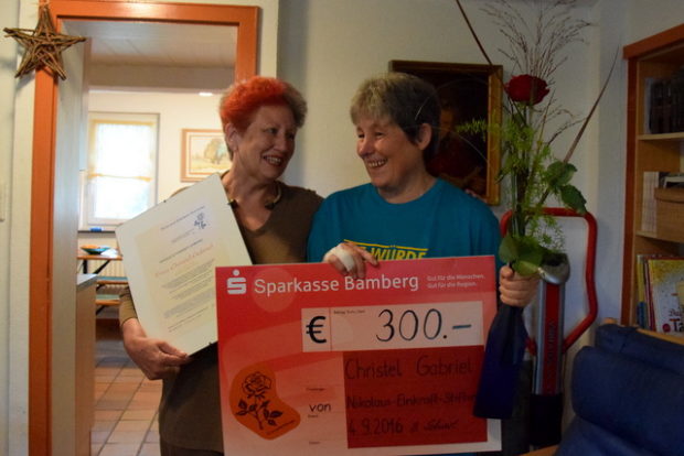 Zwei Frauen, die sich gesucht und gefunden haben. Brunhilde Schierl (rechts) überreicht Christel Gabriel die Ehrenurkunde und einen Scheck über 300 Euro.