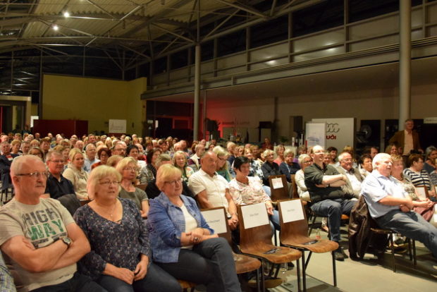 Viele Gäste füllten das Autohaus. Gunter Gabriel