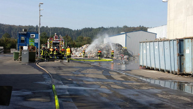 Großbrand bei Umweltdienste Bohn in Buseck - Oberhessen-live
