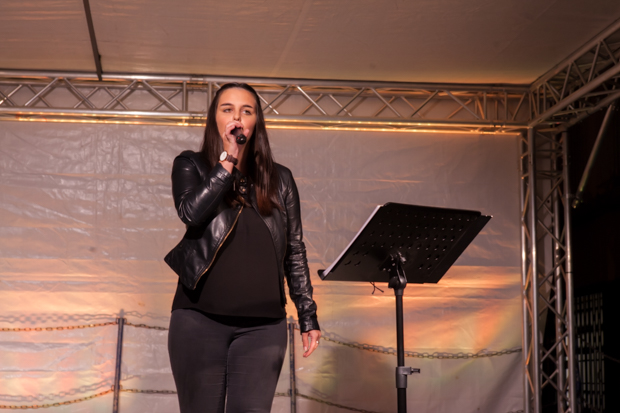 Die junge Sängerin Melanie Schwalm überzeugte mit ihrem Gesang auf der Bühne am Mainzer Tor. Den Auftritt schenkte sie sich selbst zum 19. Geburtstag. Foto: Erlebnis.Alsfeld