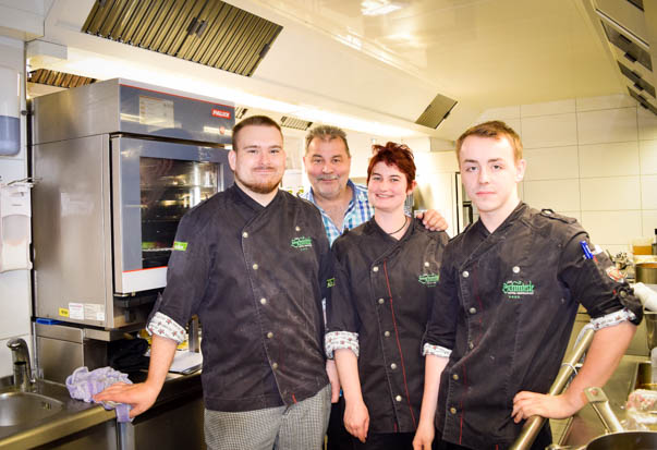 Passend zur Küchenparty lädt das Team der Schmiede zusammen mit Ole Plogstedt und vielen weiteren Gastköchen zu einem Besuch in der offenen Schmiede-Küche ein. Besucher können dabei direkt mit an den Töpfen stehen und direkt daraus naschen. Foto: ls