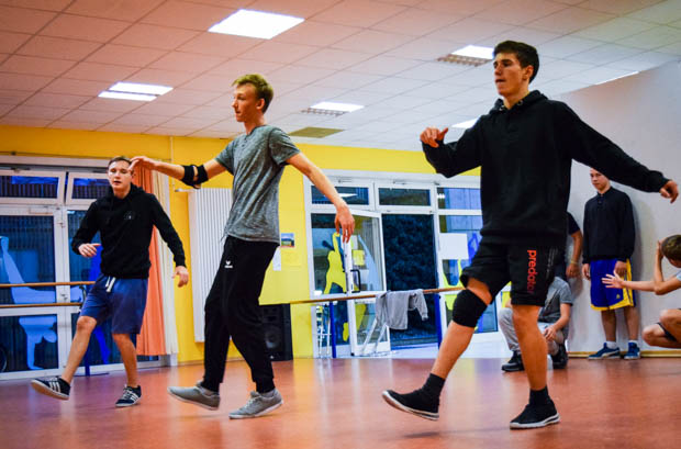 Zusammen mit seinen Freunden trainiert er mittlerweile dreimal die Woche in den Räumen des Tanzstudios SoulDance in Alsfeld. 