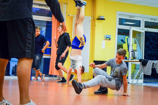 Übung macht den Meister: einfach tanzen ist bei Breakdance nicht drin - dafür bedarf es viel harter Arbeit, viel Zeit und einen guten Trainer. 