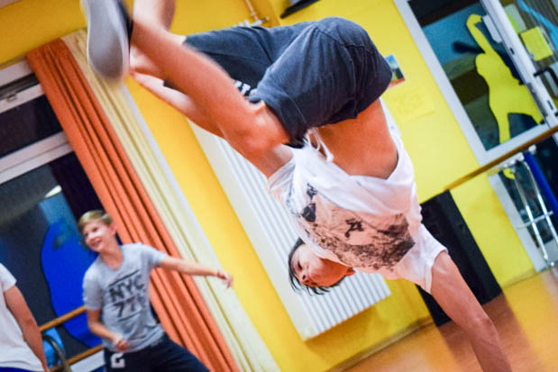 Sieht nicht nur schmerzhaft aus, sondern kann auch oft mal schmerzhaft sein: Breakdance muss man fühlen. 