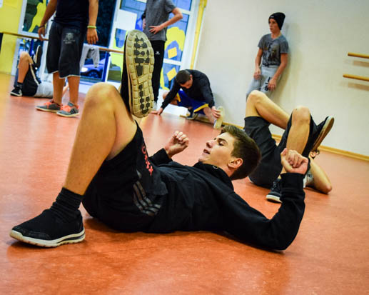 Zum Training gehört nicht nur das ganze Team, sondern auch Einzeltraining und harte Kritik - da müssen einzelne Schritte schon mal ganz langsam ausgeführt werden obwohl sie in Wirklichkeit sehr schnell sind. 