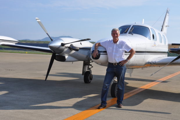 Reiner Meutsch auf seiner Weltumrundung vor der Piper Cheyenne in in Nagasaki in Japan. Foto: privat