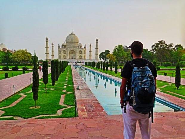 Das Taj Mahal in Indien ist in Wirklichkeit um einiges größer, als es meist auf Bildern wirkt. Foto: Solero Schäfer