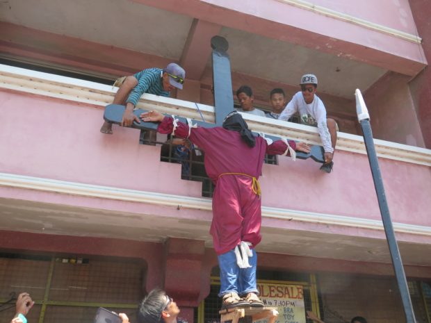 Sie nageln sich tatsächlich an ein Kreuz: Die Karfreitagsprozession auf den Philippinen. Foto: Solero Schäfer