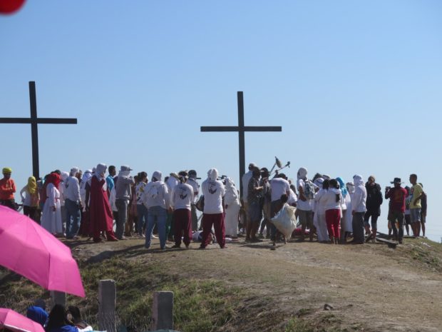 Sie wollen den Leidenswegs Jesu nachvollziehen - Solero Schäfer war mittendrin. Foto: Solero Schäfer