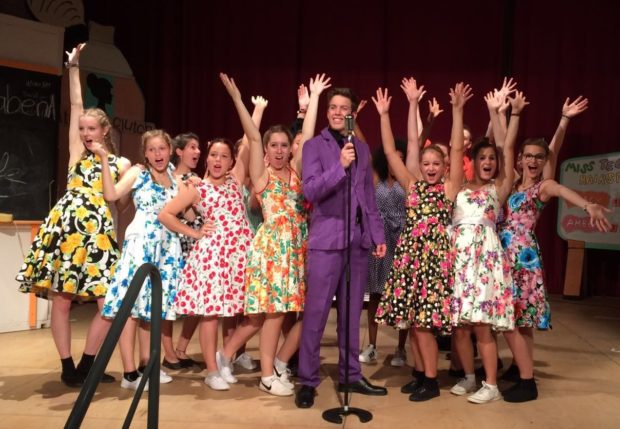 Schicke Kleider und flotte Tänze: Die Darsteller des Musicals "Hairspray" bei der Probe. Foto: privat.