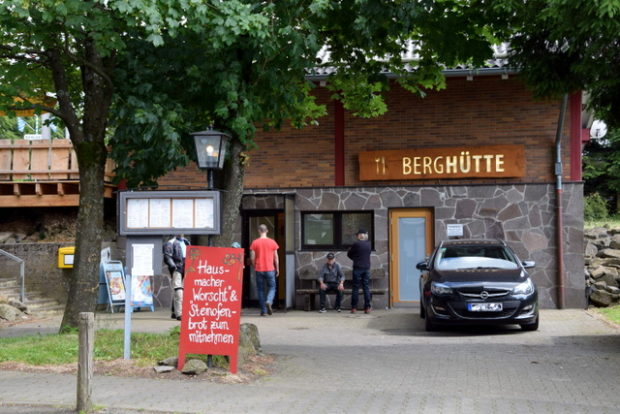 Der Seiteneingang der Berghütte Hoherodskopfklause.