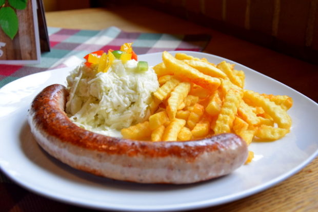 Der Bestseller in der Hoherodskopfklause: Die Kartoffelbratwurst.