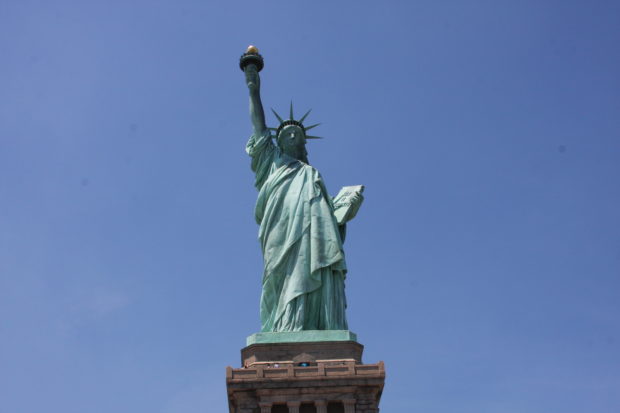 Die Freiheitsstatue auf Liberty Island im New Yorker Hafen ist mit das berühmteste Wahrzeichen der Vereinigten Staaten.