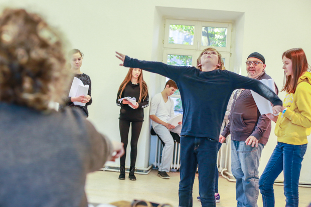 Wer darf bei diesem Märchen nicht fehlen? Natürlich das singende springende Löweneckerchen selbst: Konrad Friedrich Dietring. Foto: kiri