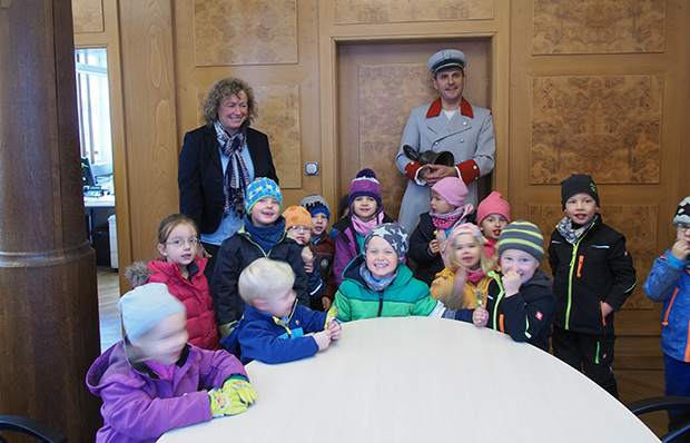 ol-Schlosskinder-bei-Bgmin-Blum-2010