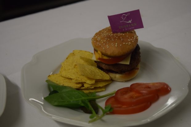Das Catering by Zuspann sorgte für originale BBQ-Burger und boten damit den optimalen Rahmen für das genussvolle Ambiente. Foto: ls