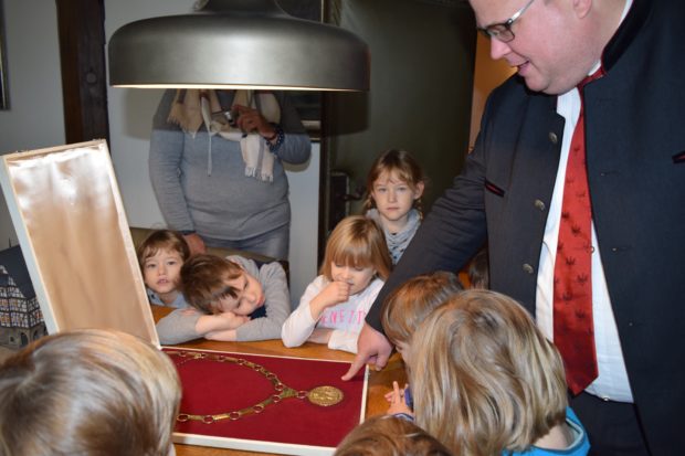 Gespannt blickten sie auf die Medaille des Bürgermeisters - wirklich beeindruckend. Auch ein paar der Kinder wollen wenn sie groß sind mal Bürgermeister werden. Foto: ls