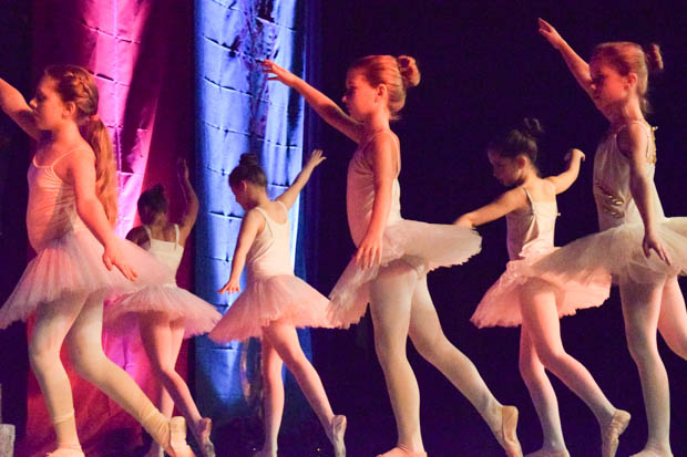 Klassisch eröffnete das Ballett die Show. Moderiert von Vicky Gabriel, der Leiterin des Tanzstudios SoulDance, die das Publikum nicht nur durch den gesamten Abend moderierte, sondern zwischendrin auch immer wieder selbst tanzte. Foto: ls