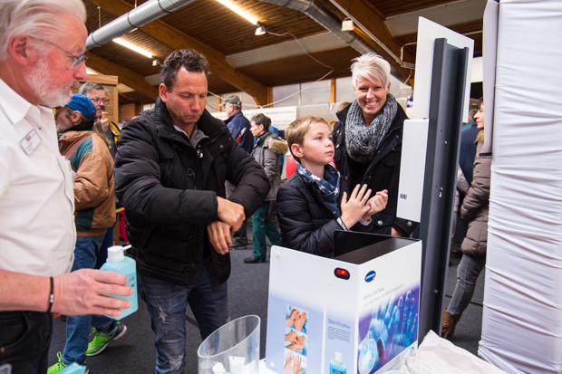 Am Stand des Alsfelder Kreiskrankenhauses konnten die Besucher sich von Hygienefachkraft Udo Weisbach die richtige Handhygiene erklären lassen.