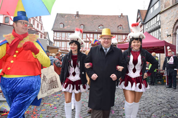 Galant wurde der Rathauschef aus seinem Büro geleitet. Foto: ls