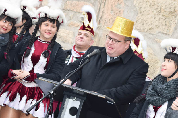 Bürgermeister Stephan Paule hat bereits Pläne für die Geburtenstation - ob diese so ganz ernst gemeint sind - wohl eher nicht. Foto: ls