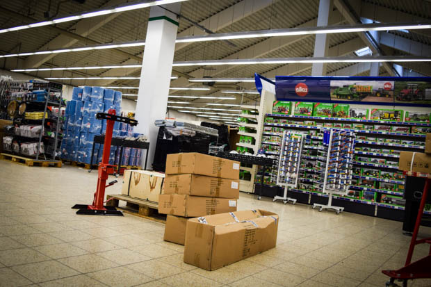 Noch hat nicht alles seinen Platz gefunden im neuen Stabilo Baumarkt an der Hessenhalle - aber bis zur Eröffnung ist ja auch noch etwas Zeit - Arbeit gibt es noch genug. Fotot: ls