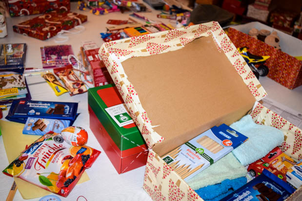 Viele verschiedene Sachen finden bei der Aktion der evangelischen Stadtmission ihren Platz im Karton: Süßigkeiten, gestrickte Socken, Spielzeug und vor allem jede Menge Herzensgüte. Foto: ls