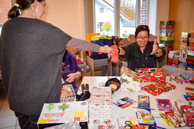 Viel Freude auch bei den 20 ehrenamtlichen Helfern der evangelischen Stadtmission - Weihnachten im Schuhkarton: eine gute Aktion, die auch den Zusammenhalt fördert. 