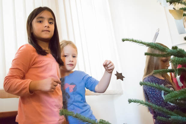 Fleißig bei der Arbeit: mit strahlenden Augen und großer Freude schmückten die Kinder den Baum. Foto: ls