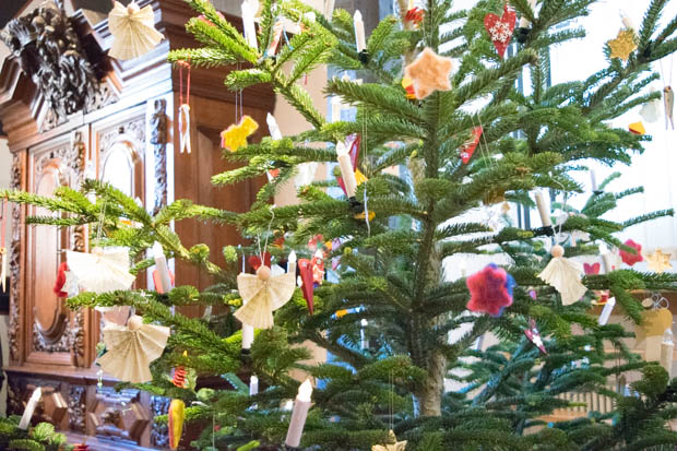 Egal ob Holz, Draht, Filz oder Papier - für den Schmuck wurden die verschiedensten Materialien benutzt. Foto: ls