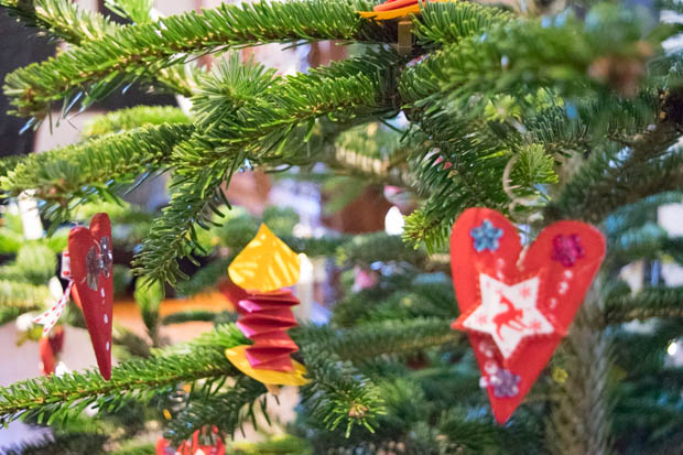 Auch der Weihnachtsbaum im Rathaus wurde in diesem Jahr bereits festlich geschmückt. Foto: ls.