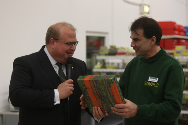 Zur Eröffnungsfeier hatte Bürgermeister Stephan Paule dem neuen Marktleiter Frank Etzelmüller ein Geschenk der Stadt mitgebracht. 
