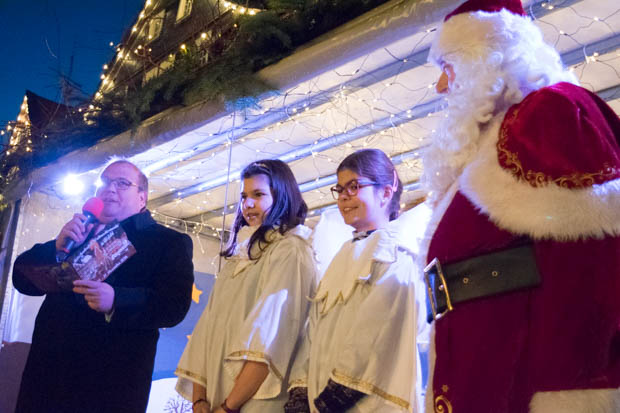 Bürgermeister Stephan Paule zusammen mit den Weihnachtsengeln und dem Weihnachtsbaum auf der Bühne. Alles wie jedes Jahr. Offiziell eröffneten sie den Alsfelder Weihnachtsmarkt. 