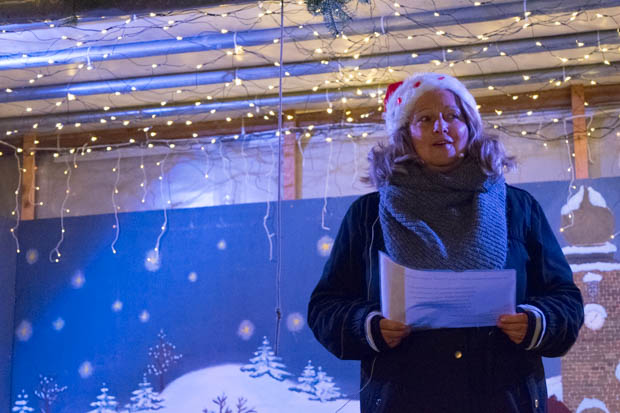 Frau Völker eröffnete den Weihnachtsmarkt mit einer Geschichte über den Weihnachtsbaum. 