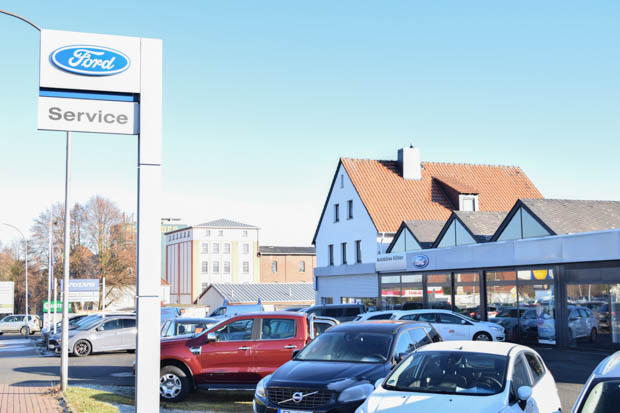 Das in Alsfeld bekannt Autohaus "Autobörse Köhler" wechselt zum neuen Jahr den Besitzer - aus einem mach zwei. Jörg Hauer und Carsten Ebert werden ab Januar die Führung übernehmen, doch Jörg Köhler wird man auch weiterhin ab und an antreffen. Foto: ls