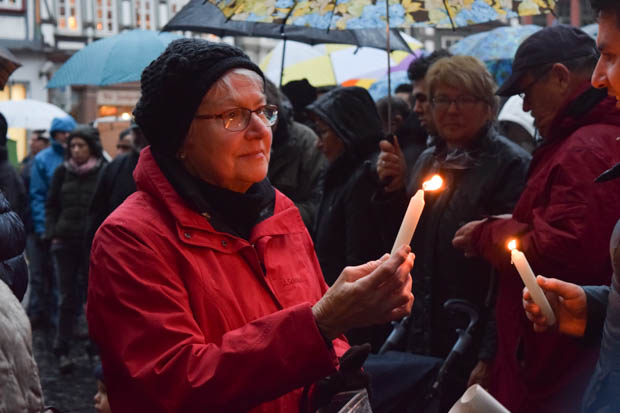 Viele Besucher hatten sich eingefunden und zündeten eine Kerze im Zeichen der Andacht an. Eine friedliche Demo. Foto: ls