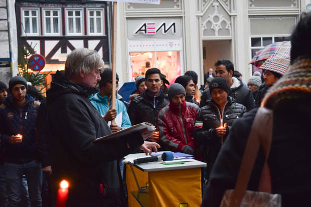 Pfarrer Walter Bernbeck macht den Menschen nochmals deutlich, dass Afghanistan kein sicheres Land ist und auch eine Abschiebung für die Menschen nicht sicher sei. Foto: ls