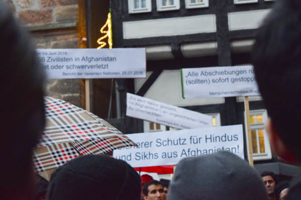 Viele eindeutige Aussagen waren auf den Plakaten über den Köpfen der Menschen zu lesen. Das Ziel war klar. Foto: ls