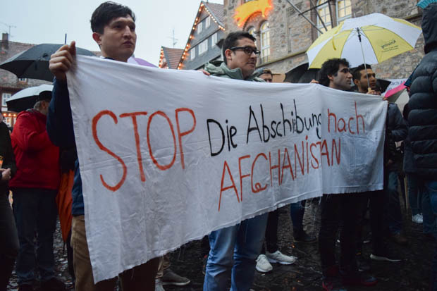 Auch viele Flüchtlinge und ehemalige Flüchtlinge waren gekommen, um ihren Ängsten Ausdruck zu verleihen und in der möglichen Hoffnung, dass sich im nächsten Jahr etwas ändert. Foto: ls