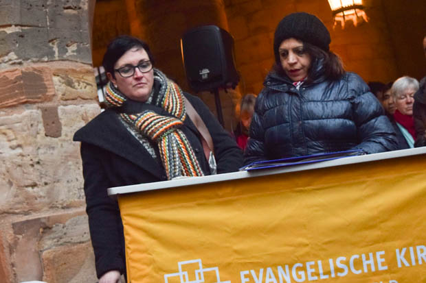 Traudi Schlitt und Yeshna Kapoor vor den Demonstranten auf dem Marktplatz. Aufrüttelnd erzählt Kapoor ihre Geschichte und machte auf die Wichtigkeit dieser Aktion aufmerksam. Foto: ls