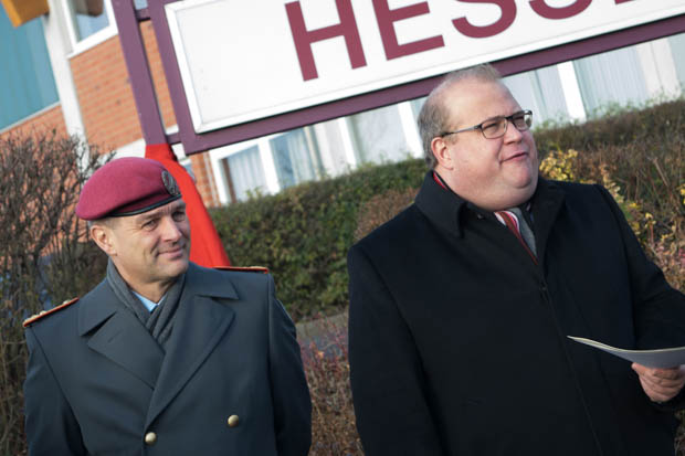 Bürgermeister Stephan Paule und Generalmajor Andreas Marlow vor der Enthüllung.
