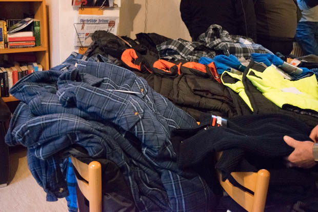 Warme Jacke, Hemden, Pullover, Handschuhe Mützen, Schuhe, Hosen und Westen - alles was man für einen warmen Winter braucht, besorgte der Club inZusammenarbeit mit dem AEZ. Foto: ls