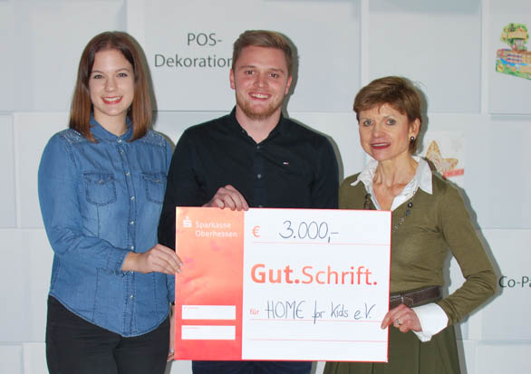  Die Auszubildenden Lisa Künzl und Moritz Caspar übergeben den Gewinn aus der Tombola zum Tag der offenen Tür symbolisch an Dr. Kristina Stabernack. Die 3.000 Euro fließen über die Stiftung Home for Kids e.V. in die Behandlung traumatisierter Kinder. Foto: privat