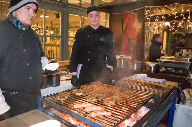 Aber auch die klassischen Grillwürstchen und Steaks durften nicht fehlen - aufgepeppt mit diversen Soßen und Dips. Foto: ls