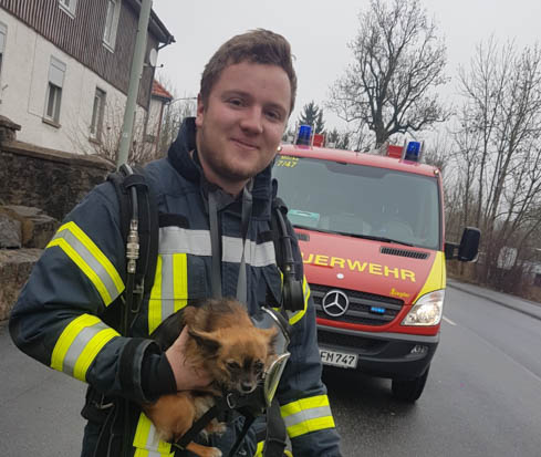 Während das Herrchen zur Versorgung ins Krankenhaus gebracht wurde, kümmerte sich die Feuerwehr aufopferungsvoll um den geschockten Hund. Foto: privat