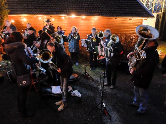 Der evangelische Posaunenchor sorgt mit seiner weihnachtlichen Musik für viel Stimmung. Foto: privat