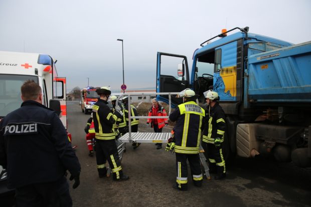 Die Feuerwehr musste den Mann aus dem knapp zwei Meter hohem Führerhäuschen helfen. Foto: privat 