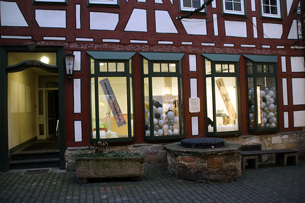 Was passiert denn da? Die neue Filiale des Beauty Points liegt mitten in der historischen Innenstadt. Foto: cdl 