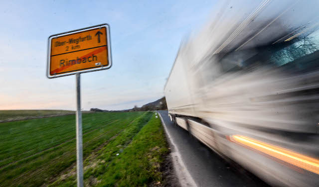 150 LKW hätten in jeder Nacht zu einem Gewerbegebiet bei Rimbach hin und zurück fahren sollen. Doch jetzt hat die Stadt Schlitz das Vorhaben überraschend gekippt. Fotos: OL