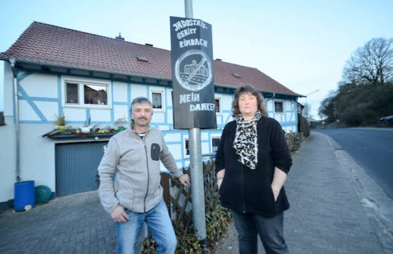 Sind überglücklich, dass das Gewebegebiet nicht kommt: Jürgen und Dagmar Schrödl aus Unter-Wegfurth neben einem ihrer Protestschilder.